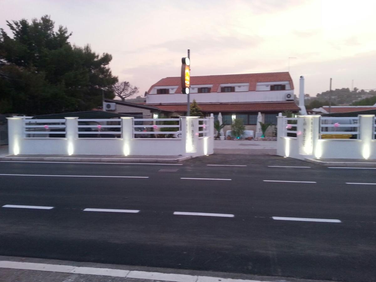 Albergo Labotte เวียสเต ภายนอก รูปภาพ